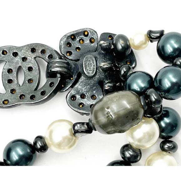 CHANEL Vintage Rare Gunmetal CC Flower Crystal Grey Pearl 3 Strand Bracelet - Picture 4 of 4